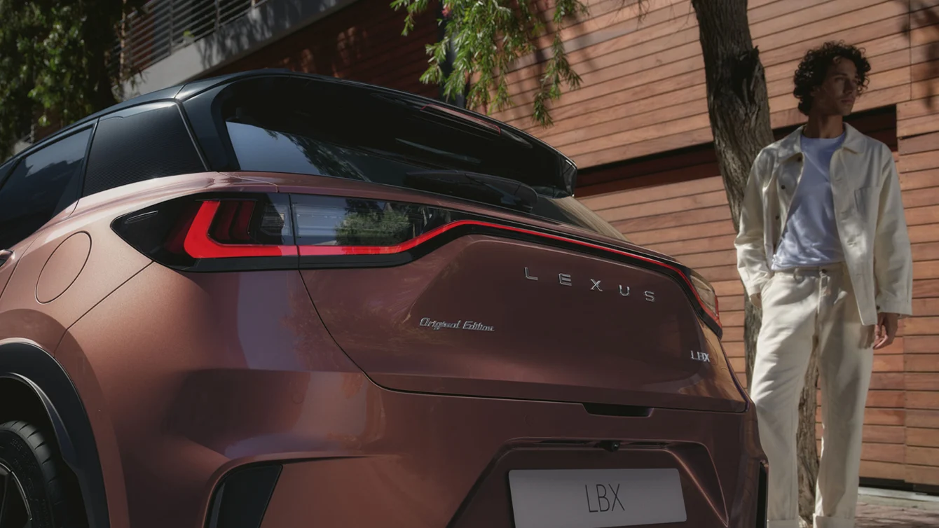 lexus-lbx-trasera